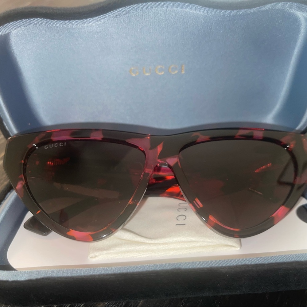 Gucci Women's Pink Tortoiseshell Cat-Eye Sunglasses with Dark Lenses